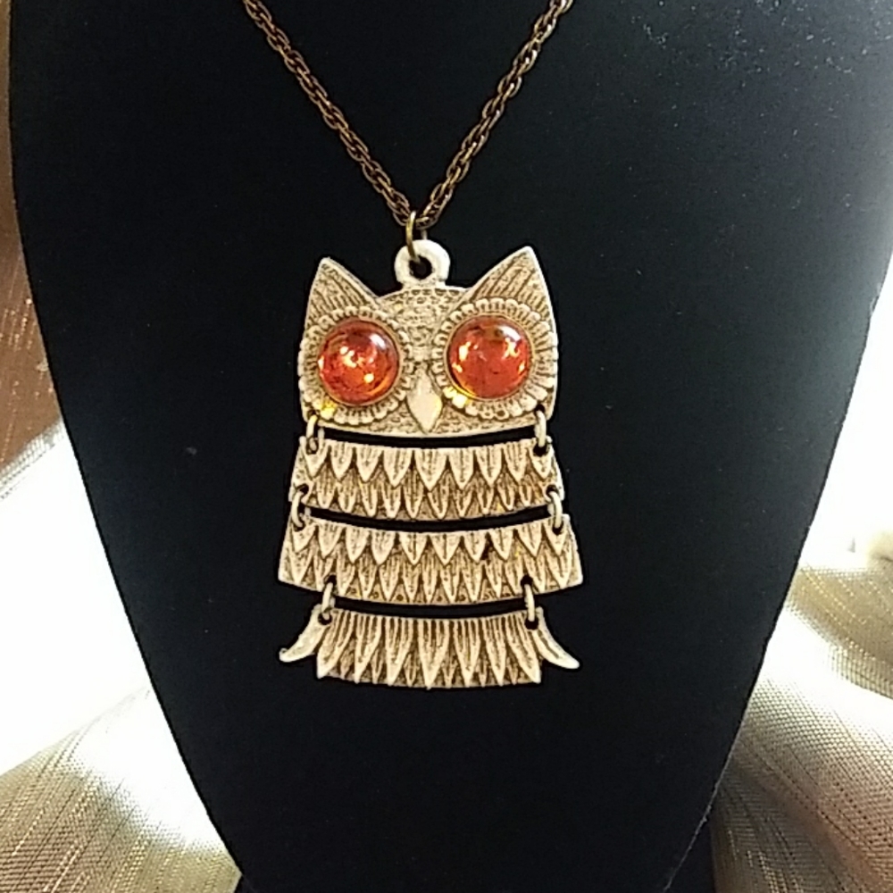 Vintage owl pendant necklace in gold tones